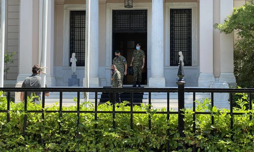 "Γέμισε" με παραλλαγές το Μαξίμου - Κ. Φλώρος: "Όλα θα πάνε καλά"